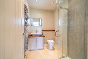 Ένα μπάνιο στο Countryside 6-bedroom cottage +7 φωτογραφίες