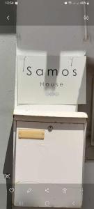 er staat een doos bovenop een aanrecht bij Samos House in Samos