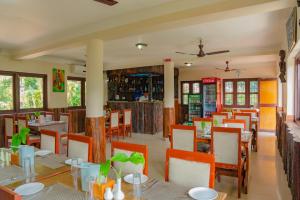 una sala da pranzo con tavoli e sedie in un ristorante di Siddhartha Resort, Chisapani a Chisāpānī