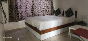 Ein Bett oder Betten in einem Zimmer der Unterkunft Hotel Kalyan