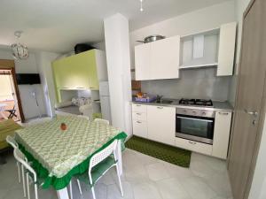 Casa vacanza con vista mozzafiatoにあるキッチンまたは簡易キッチン