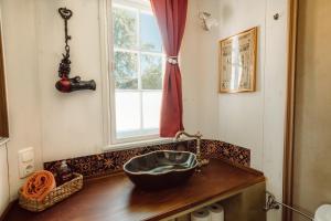 ein Bad mit einem Waschbecken und einem Fenster in der Unterkunft Ferienhof Holste GmbH in Walsrode