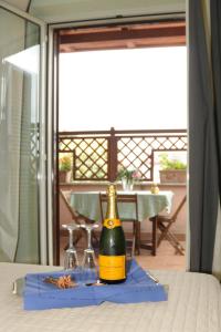 Una botella de champán en una mesa con dos copas. en La Villa Del Patrizio, en Ostia Antica