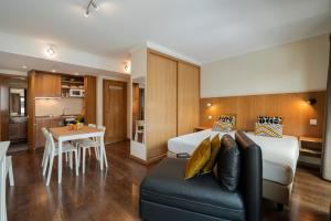 フンシャルにあるFérias no Funchal - Apartamento na Praçaのベッドルーム1室(ベッド1台、ソファ、テーブル付)