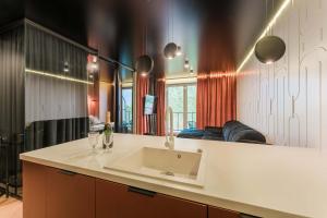 ein Badezimmer mit Waschbecken und großem Spiegel in der Unterkunft Salt Island Apartments in Kołobrzeg