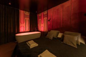 ein Schlafzimmer mit einem Bett und einer Badewanne in der Unterkunft Salt Island Apartments in Kołobrzeg + 28 Fotos