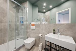 ベルリンにあるLimehome Berlin Stresemannstrのトイレ、洗面台、シャワー付きのバスルーム