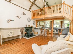 LlanwrthwlにあるSt Marks School Houseのリビングルーム(階段付)、キッチン