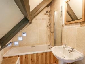 LlanwrthwlにあるSt Marks School Houseの洗面台と浴槽のあるバスルーム +23枚の写真