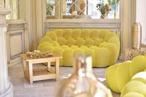 Posezení v ubytování Hôtel Le Rocher