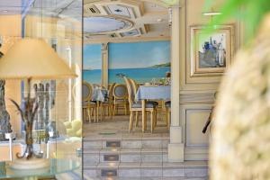 ein Esszimmer mit Tisch und Stühlen in der Unterkunft Hôtel Le Rocher in Calvi