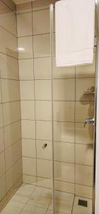 um chuveiro com uma porta de vidro na casa de banho em 2 bedrooms apartment em Joanesburgo
