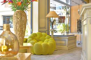 Posezení v ubytování Hôtel Le Rocher