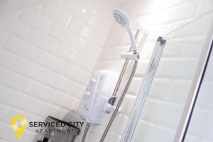 y baño con ducha y azulejos blancos. en SCA-Arden House 10min to NEC Sleeps 6 Parks 2 Vans, en Coventry