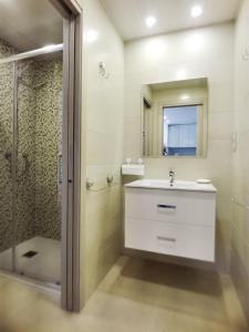 オリフエラ・コスタにあるTerrazas de Campoamor 3056のバスルーム(シンク、シャワー付)