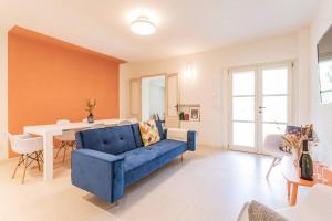 a living room with a blue couch and a table at Luxury & Design: Oasi nel centro storico di Rimini in Rimini