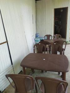 un grupo de mesas y sillas en una habitación en P.k. Resort Kedar Valley Triyuginarayan road, Sonprayag, en Trijugi Nārāyan