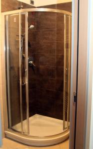 eine Dusche mit Glastür im Bad in der Unterkunft DIMORAVIAPIADUE in Savona