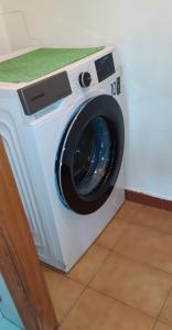 eine weiße Waschmaschine in einem Zimmer in der Unterkunft Apartamento Brañavalera in Pola de Lena