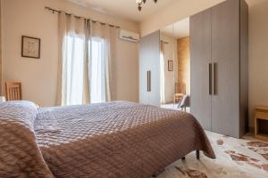 1 dormitorio con cama y ventana grande en Casa A Cinisi Vicino Al Centro, en Cinisi