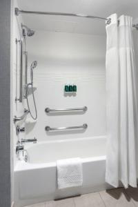 y baño con ducha y bañera con cortina de ducha. en Residence Inn Philadelphia Willow Grove, en Horsham