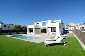 Villa mit Pool und Rasenflächen in der Unterkunft VILLA PINELL in Torroella de Montgrí