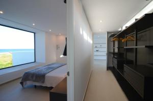 sypialnia z łóżkiem i dużym oknem w obiekcie VILLA PINELL w mieście Torroella de Montgrí