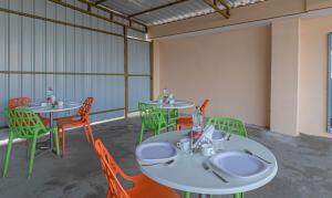 Un restaurante u otro lugar para comer en Treebo Raghavendra Tranquil Inn Bellandur