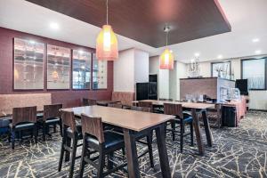 מסעדה או מקום אחר לאכול בו ב-Ramada by Wyndham Grand Forks