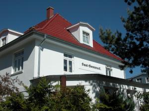 ein weißes Haus mit rotem Dach in der Unterkunft Haus Sonneneck 2 in Dierhagen