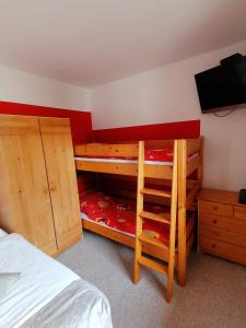 Двох'ярусне ліжко або двоярусні ліжка в номері Apartmán Na Horách