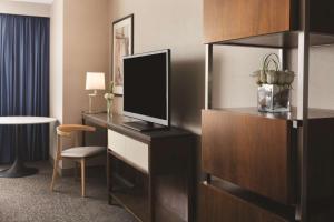 TV a/nebo společenská místnost v ubytování Hyatt Regency Wichita