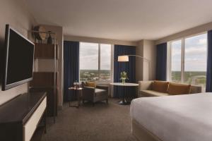 TV a/nebo společenská místnost v ubytování Hyatt Regency Wichita