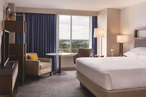 Postel nebo postele na pokoji v ubytování Hyatt Regency Wichita