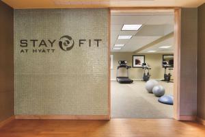 Fitness centrum a/nebo fitness zařízení v ubytování Hyatt Regency Wichita
