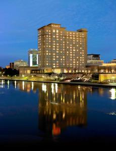 Výhled na řeku, která protéká v blízkosti hotelu