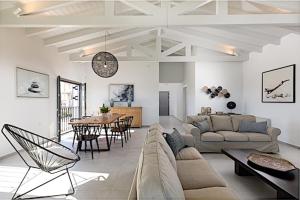 ein Wohnzimmer mit einem Sofa und einem Tisch in der Unterkunft Secluded Elegance at Villa Giem - 4 Bedrooms - Unmatched Sea Views - Private Pool & Lush Gardens - Dassia in Dafnila