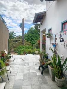 a courtyard with potted plants and a building at Toca do Lobo in Pirenópolis