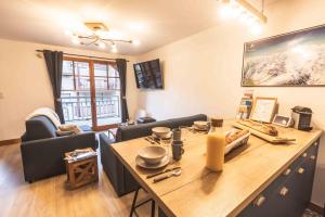 una sala de estar con una mesa y un sofá en Le Rioumajou 2 - Grand T4 - Piscine - Centre St Lary, en Saint-Lary-Soulan