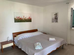 ein Schlafzimmer mit einem Bett und einem Handtuch darauf in der Unterkunft Merla in Trogir