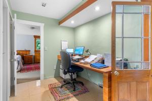 un ufficio con una scrivania e un computer di Hatea Drive Accommodation a Whangarei