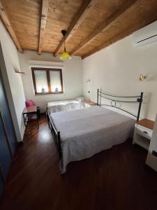 a bedroom with a bed and a wooden ceiling at Villetta Regina in Teulada