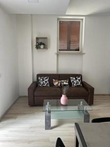 - un salon avec un canapé et une table en verre dans l'établissement Villa Milano Apt. n. 1, à Milan