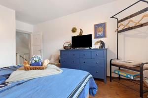ein Schlafzimmer mit einem blauen Bett und einer Kommode in der Unterkunft Lindenhardt in Creußen
