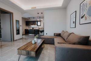 een woonkamer met een bank en een salontafel bij Pearl Apartel in Volos