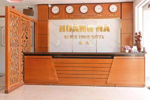 Ahiarma niemals dein Bestellschild in einem Zimmer mit Uhren in der Unterkunft Khách sạn Hoàng Hà River Town in Hào Gia