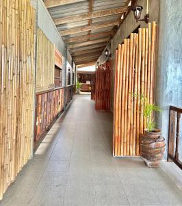 korytarz budynku z drewnianymi ścianami w obiekcie Lanta Sabai Day House w mieście Ko Lanta