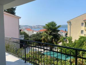 einen Balkon mit Poolblick in der Unterkunft Merla in Trogir