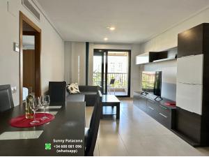ein Wohnzimmer mit einem Tisch und ein Wohnzimmer mit einem Sofa in der Unterkunft Sunny Patacona Seaview in Valencia