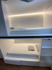 een witte kast met een bed erin bij Coworking Balance in Valencia